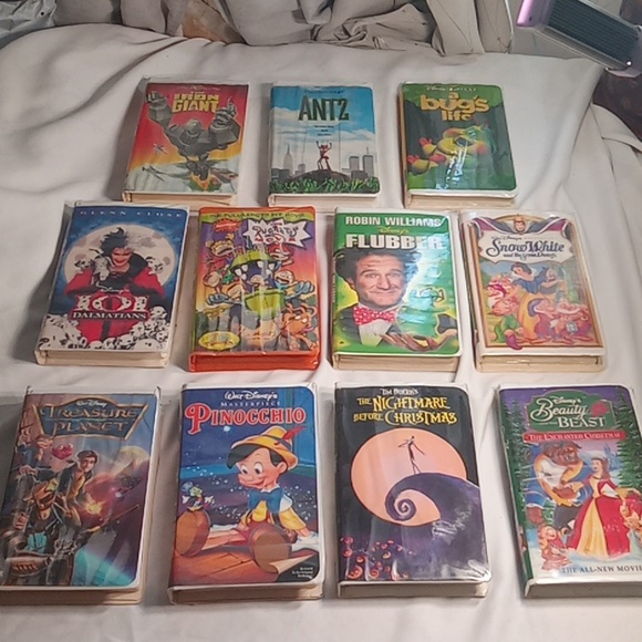 11 Clamshell VHS Lot Of Kids Family Movies - Picture 1 of 1